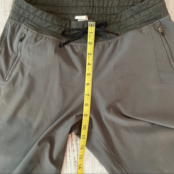 Fabletics Gray Lightweight Capri.  Size Small. EUC - Picture 8 of 13